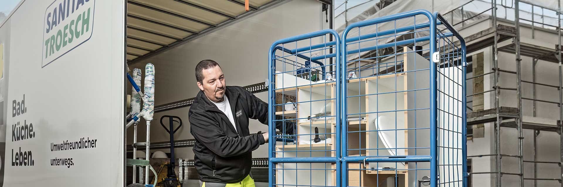 Autista di Sanitas Troesch con logistica dei carrelli