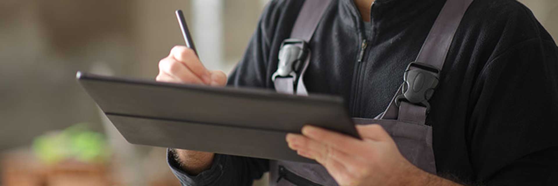 Sanitaer mit Tablet und Sanitas Troesch Profishop