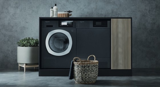 schwarze moderne waschmaschine und trockner nebeneinander