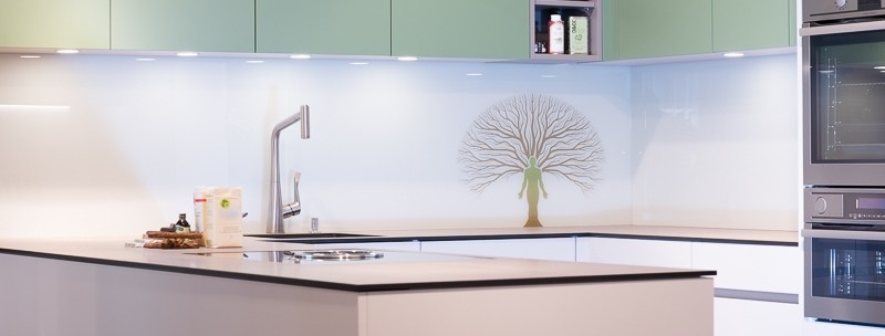 Glasrückwand mit Baum