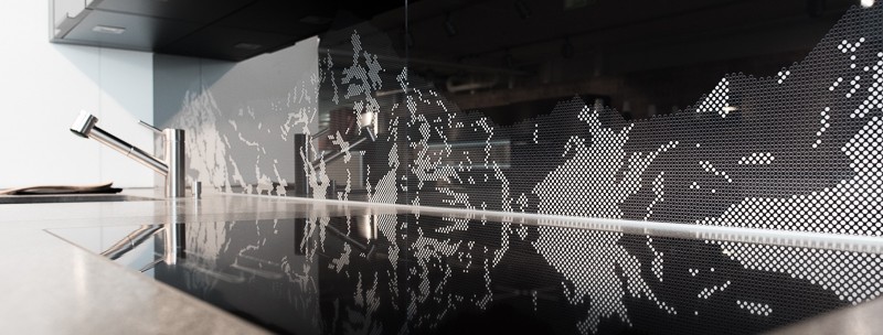 Glasrückwand mit Berg Motiv
