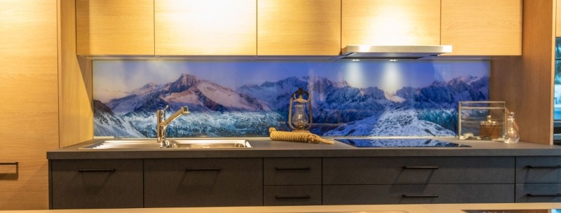 Glasrückwand mit Bergmotiv