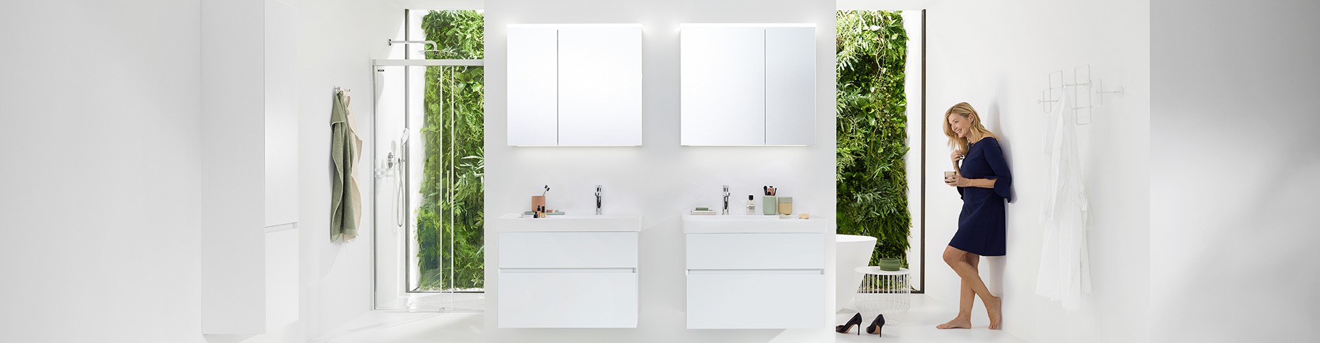 Badezimmer im modernen, minimalistischen Stil ganz in Weiss