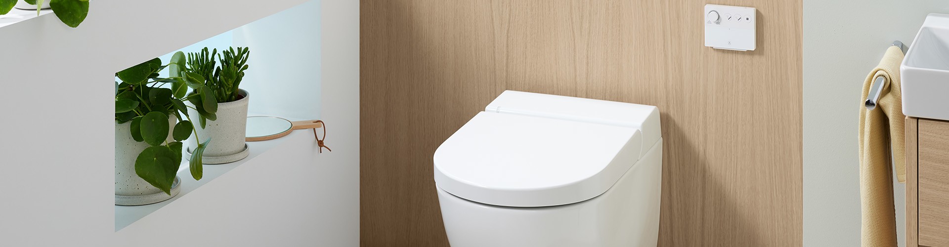 EIn Dusch WC in der Mitte von einem hellen Badezimmer