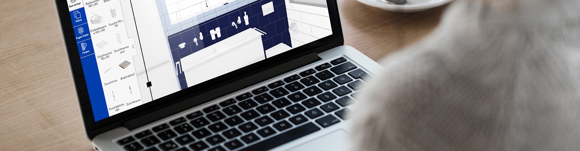 planner del bagno su laptop visto lateralmente da una persona