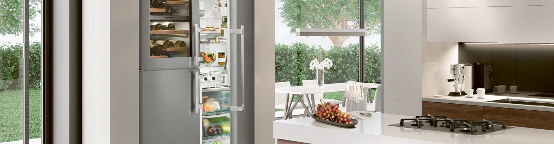 kühlschrank offen in moderner küche